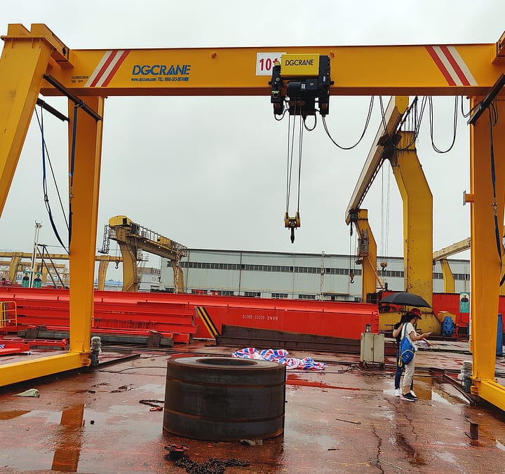 Gantry crane in a production for pressure vessels