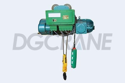  Elektryczny wciągnik linowy w wykonaniu przeciwwybuchowym z zieloną obudową silnika, niebieską szpulą i żółtym hakiem, wyposażony w zielony wisiorek sterujący.