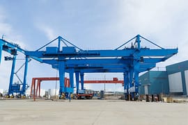 1 derek gantry kontainer yang dipasang di rel