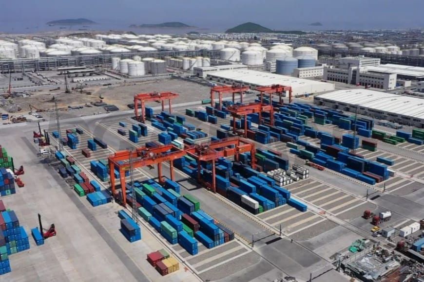 झेजियांग पेट्रोकेमिकल - स्वचालित रेल माउंटेड कंटेनर गैन्ट्री क्रेन 1